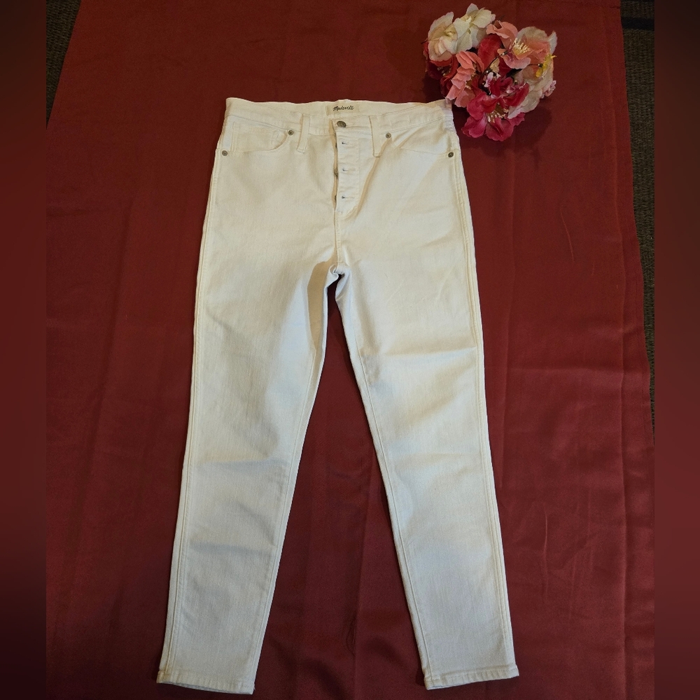 White High-Waisted Jeans